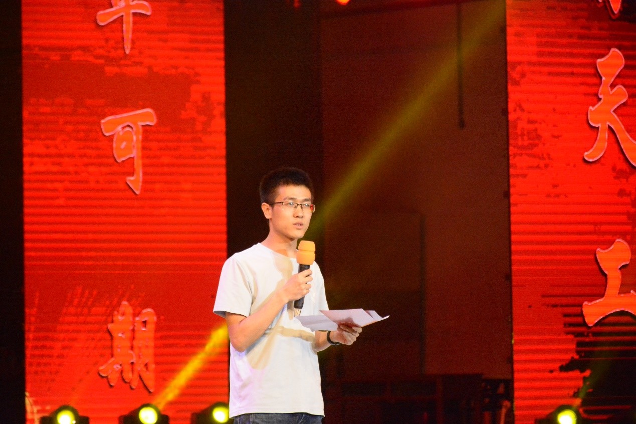 毕业生代表周攀发言